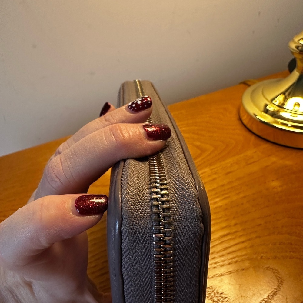 Gucci Mauve Leather Soho Zip Wallet - Picture 5 of 11